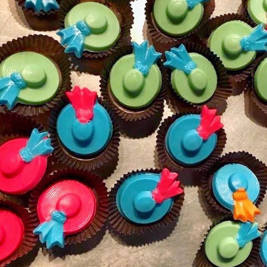 Derby season! 👒🥳💜 .
.
.
.
.
.
.
.
.
.
#kentuckyderby #kentuckyderbyhats #derbyparty #derby #chocolate #whitechocolate #louisville #louisvillelove #derbycity #locallymade #cellardoorchocolates