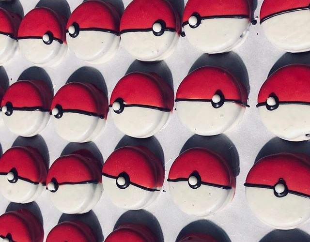Gotta catch em’ all.... in your mouth! 🖤😉❤️
.
.
.
.
.
.
.
.
.
.
.
#pokemon #pokeball #chocolatecovered #cutegifts #oreos #whitechocolate #anime #louisville #louisvillelove #butchertown #south4th #cellardoorchocolates