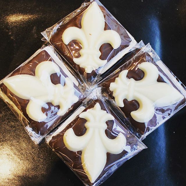 Fleur-de-lis for our city 🖤🥰🖤
.
.
.
.
.
.
.
.
.
.
.
.
#fleurdelis #chocolate #chocolatier #louisville #locallymade #louisvillelove #cellardoorchocolates  #derbycity