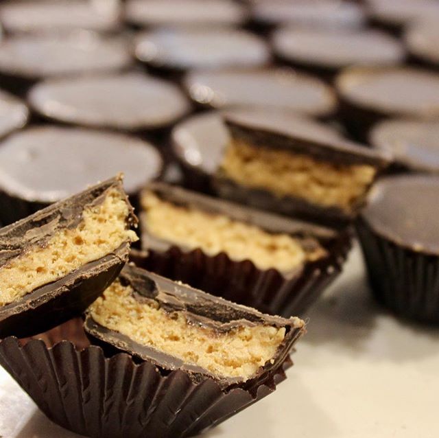 A classic for all of the peanut butter lovers out there 😘🥜🧡 #seasalt #peanutbutter #chocolate #darkchocolate #chocolatier #locallymade #louisvillelove #louisville #cellardoorchocolates #butchertown #south4th