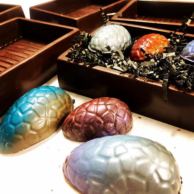 Dark chocolate bourbon buttercream filled Dragon eggs; an alternative to traditional Easter eggs 🐉😋🔥 .
.
.
.
.
.
.
#dragon #dragoneggs #got #gameofthrones #giftideas #easter #bourbon #darkchocolate #chocolate #chocolatier #locallymade #handdecorated #louisville #louisvillelove #louisvilleky #butchertownmarket #cellardoorchocolates