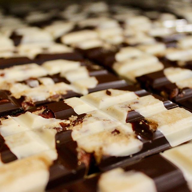 Hard to beat combo, dark and white chocolate swirl, with brown sugar and pecans throughout..Brown sugar pecan bark🖤❤️🖤
.
.
.
.
.
.
.
.
.
.
.
.
.
.
#darkchocolate #whitechocolate #chocolate #pecans #brownsugar #mondayfunday #chocolatelover #kentucky #locallymade #louisvillelove #louisville #locallyowned #cellardoorchocolates #butchertown #butchertownmarket #south4th