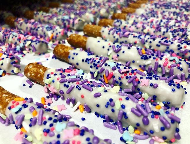 These pretzels are ready for a party. 😉🎉🎂 .
.
.
.
.
.
#pretzels #whitechocolate #chocolate #sprinkles #chocolatecovered #colorful #snack #sweettreat #cellardoorchocolates