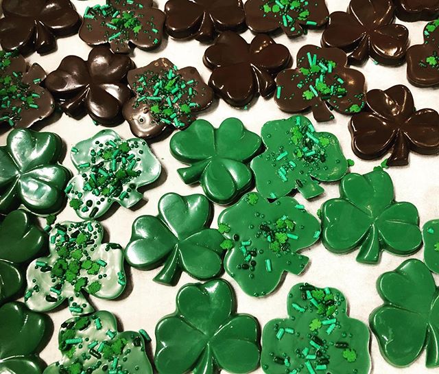 ☘️🖤🌈
.
.
.
.
.
.
.
.
.
.
#stpatricksday #lucky #clover #shamrock #chocolate #whitechocolate #locallymade #louisvilleky #louisvillelove #cellardoorchocolates
