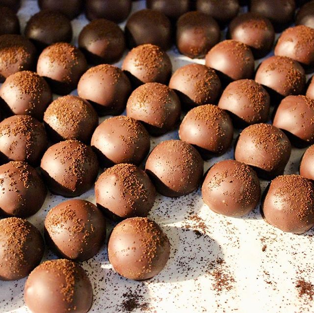 Dark chocolate ganache with finely ground espresso mixed in, dipped in dark chocolate, and topped with a sprinkle of more espresso.... cures the afternoon slump😉☕️🤩
.
.
.
.
.
.
.
.
.
.
.
.
.
.
.
#espressotruffle #darkchocolate #ganache #espresso #chocolate #pickmeup #chocolatier #locallymade #cellardoorchocolates #butchertownmarket  #louisville