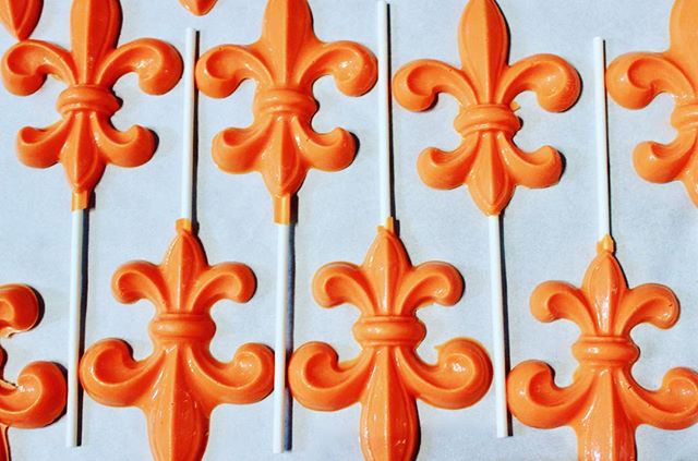 ⚜️🧡⚜️
.
.
.
.
.
.
.
.
.
.
.
#fleurdelis #louisville#louisvilleky #derbycity #whitechocolate #chocolate #partyfavors #derby #louisvillelove #locallymade