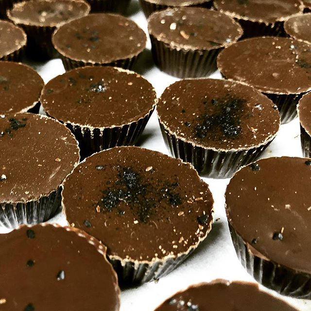 A twist on our classic sea salt caramel.....the soy sauce sea salt caramel, using @bourbonbarrelfoods soy sauce.😋🧡💛
.
.
.
.
.
.
.
.
#seasaltcaramel #chocolate #darkchocolate #soysauce #bourbonbarrelfoods #locallymade #butchertownmarket #cellardoorchocolates #louisville #louisvillelove