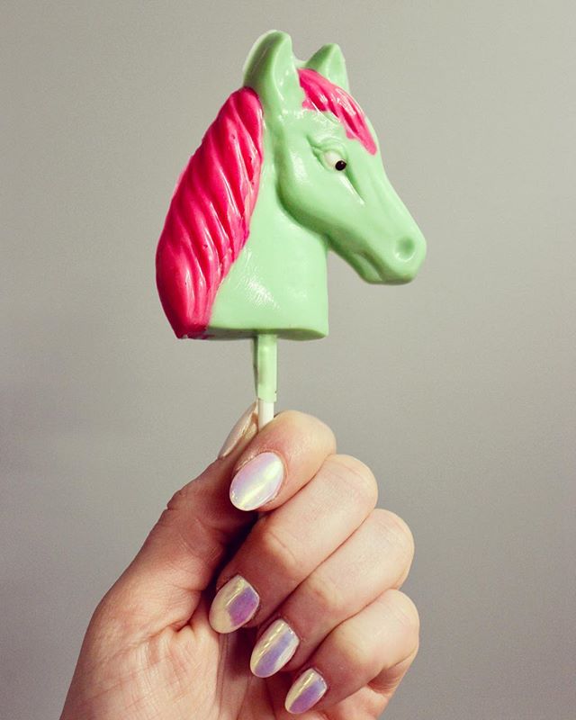 Multi colored assortment of horse heads to choose from.... anything but boring 🌈🐴 🎉 .
.
.
.
.
#horse #colorful #kentucky #whitechocolate #chocolate #derbycity #locallymade #louisville #louisvilleky #butchertown #cellardoorchocolates